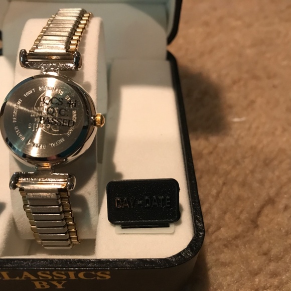 Classics by Foster Grant Women’s Watch. - Picture 3 of 6